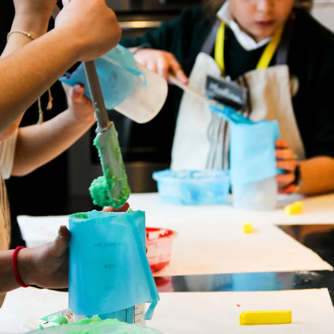 Enfants en tablier réalisant un atelier de pâtisserie créative chez C Si Simple à Grand-Lancy