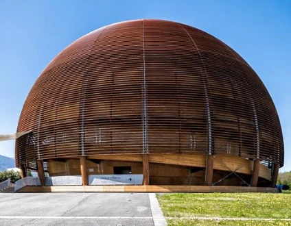 Le Globe de la science et de l'innovation du CERN à Meyrin, bâtiment sphérique en bois sous ciel bleu