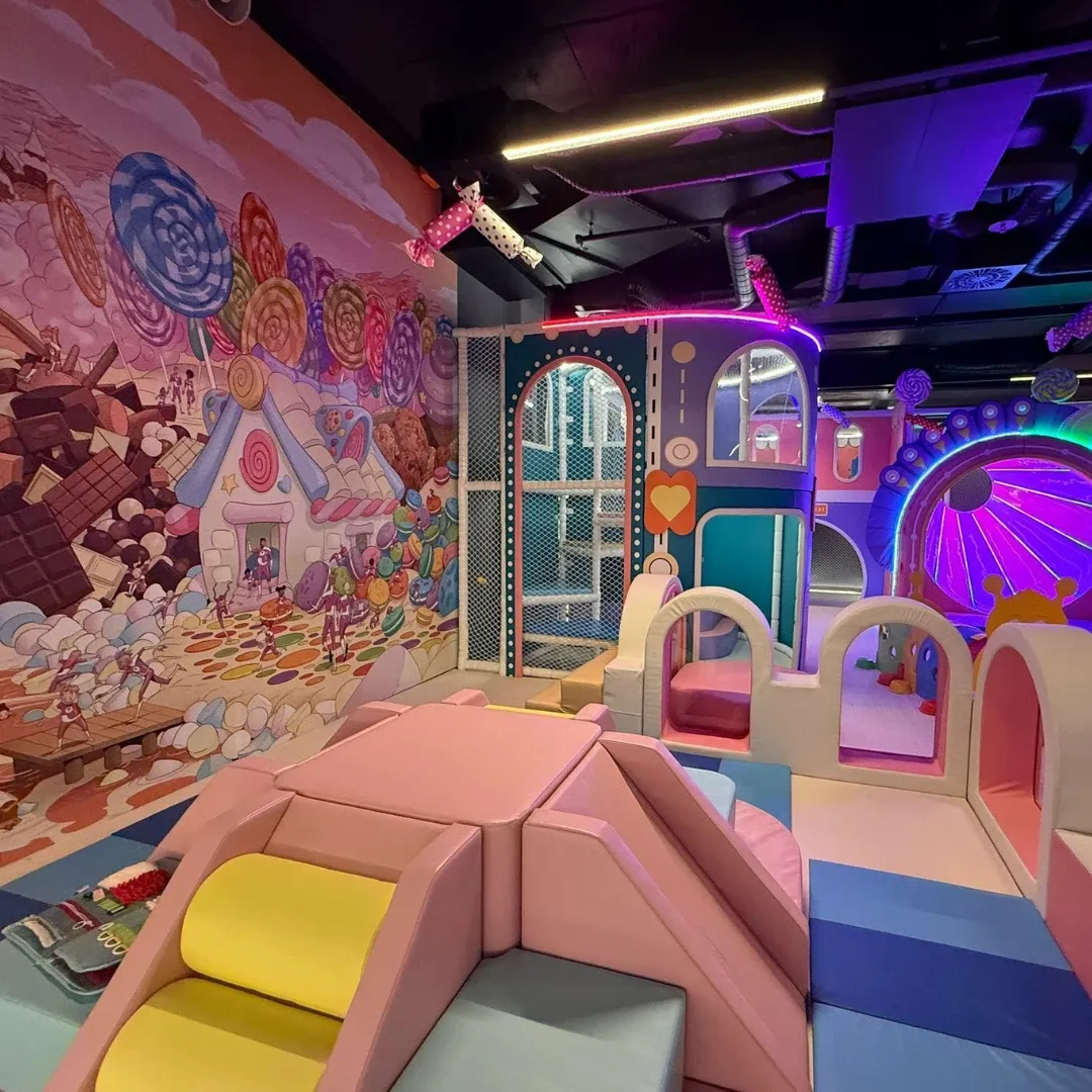 Espace de jeu coloré et sécurisé Graine d'Éveil avec modules mous roses et décor immersif pour tout-petits