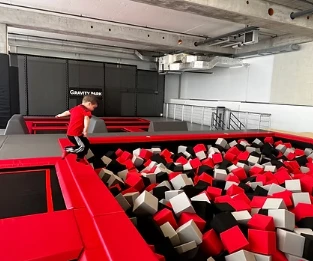 Enfant jouant dans le bac à mousse du trampoline park Gravity Park à Meyrin, Genève
