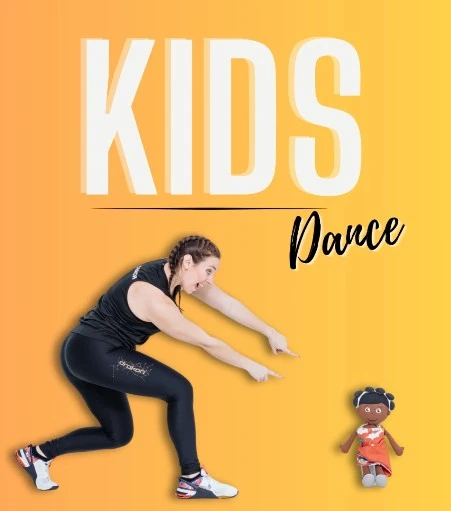 Cours Kids Dance avec une professeure en tenue de sport sur fond orange, studio Let's Move by Fio à Vernier