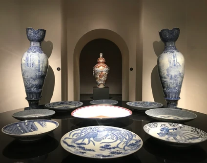 Vases et assiettes en céramique bleu et blanc exposés dans une salle du Musée Ariana, Genève.