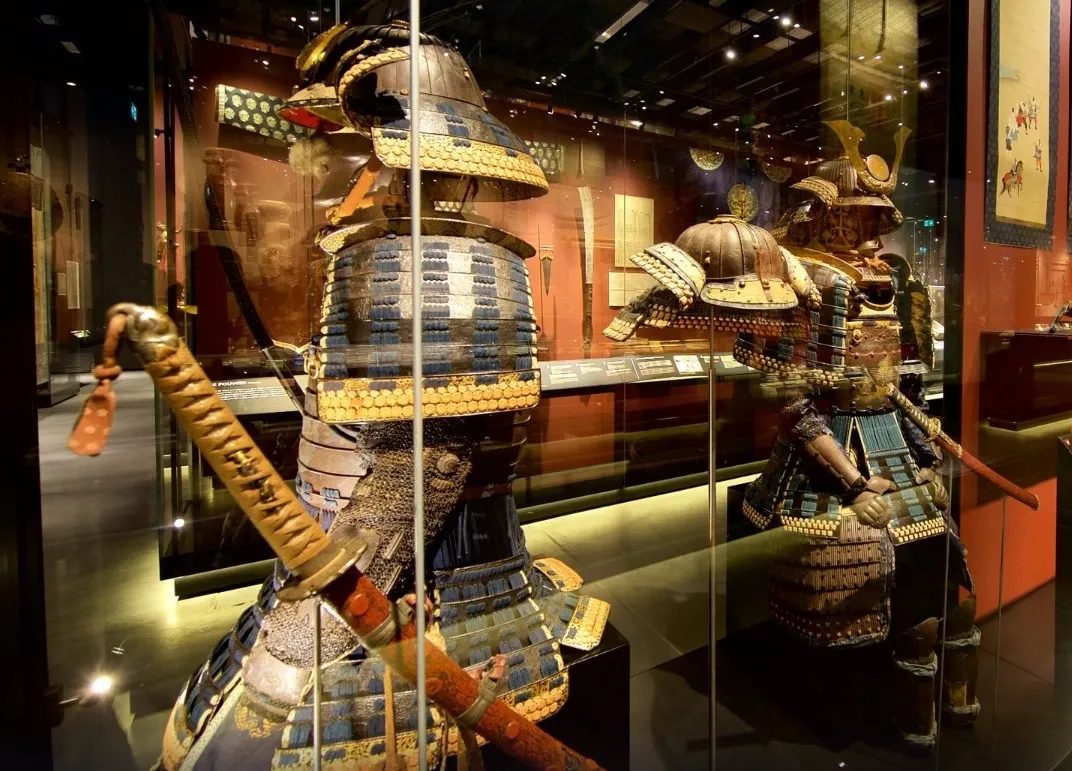 Armures de samouraï japonaises exposées dans une vitrine du Musée d'ethnographie de Genève