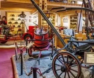 Anciens engins et pompes à incendie exposés dans la salle du Musée des Sapeurs-Pompiers de Genève