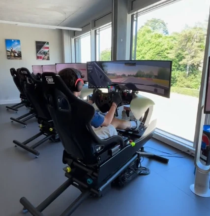 Jeune pilote sur simulateur de course automobile professionnel chez RacExperience à Versoix