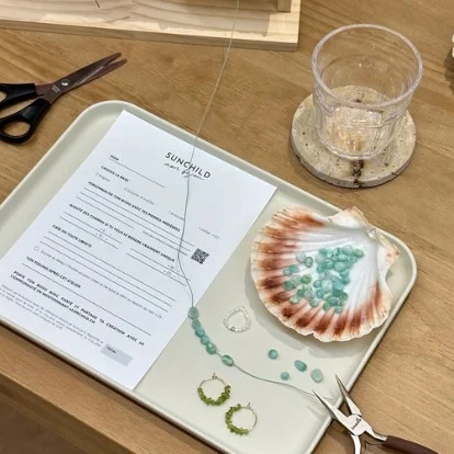 Plateau d'atelier Sunchild avec pierres naturelles turquoise, bijoux en cours et outils de création
