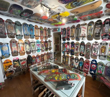 Salle du Geneva Skateboard Museum avec des dizaines de skateboards vintage accrochés aux murs et au plafond