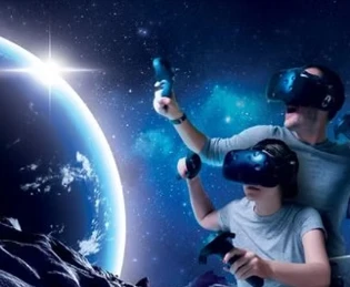 Adulte et enfant avec casques de réalité virtuelle, manettes en main, dans un décor spatial immersif.