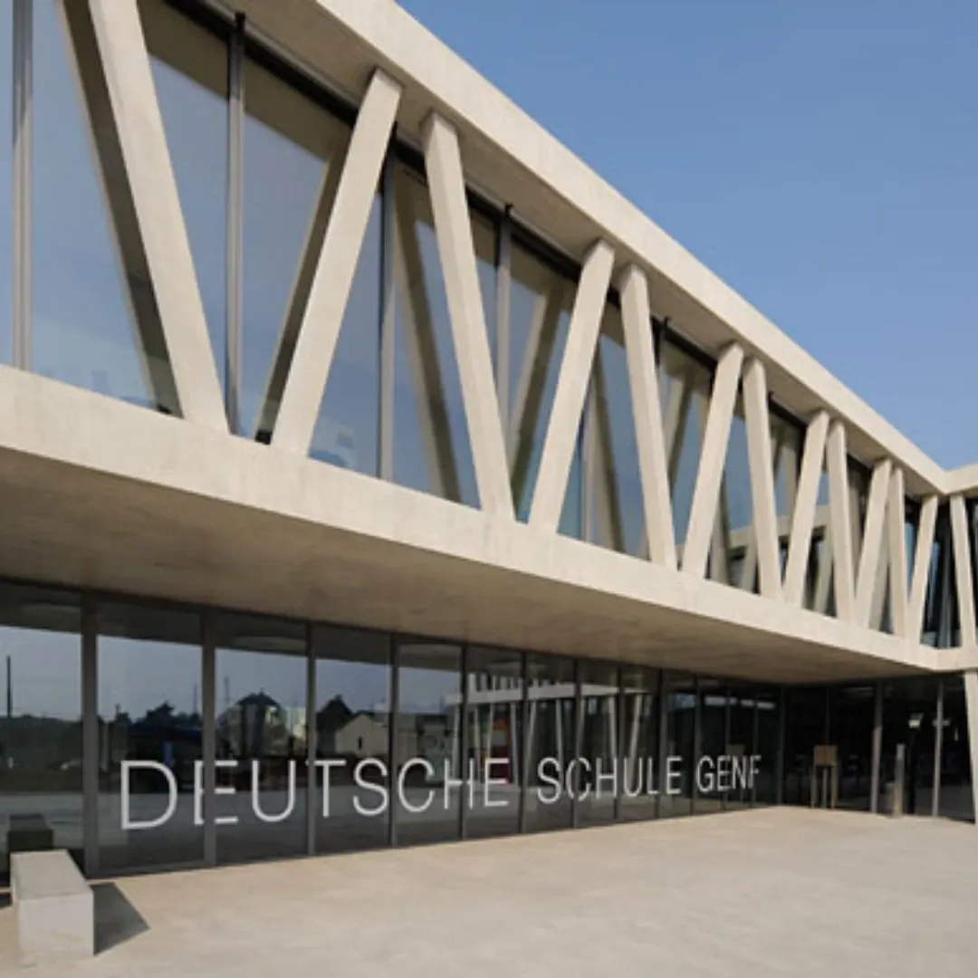 Façade moderne de la Deutsche Schule Genf, École Allemande de Genève, avec grandes baies vitrées