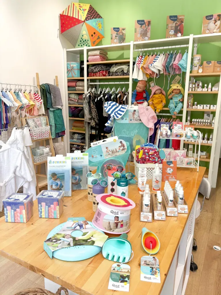 Intérieur de la boutique Étoiles en Portage à Genève, avec produits bébé et vêtements enfants exposés