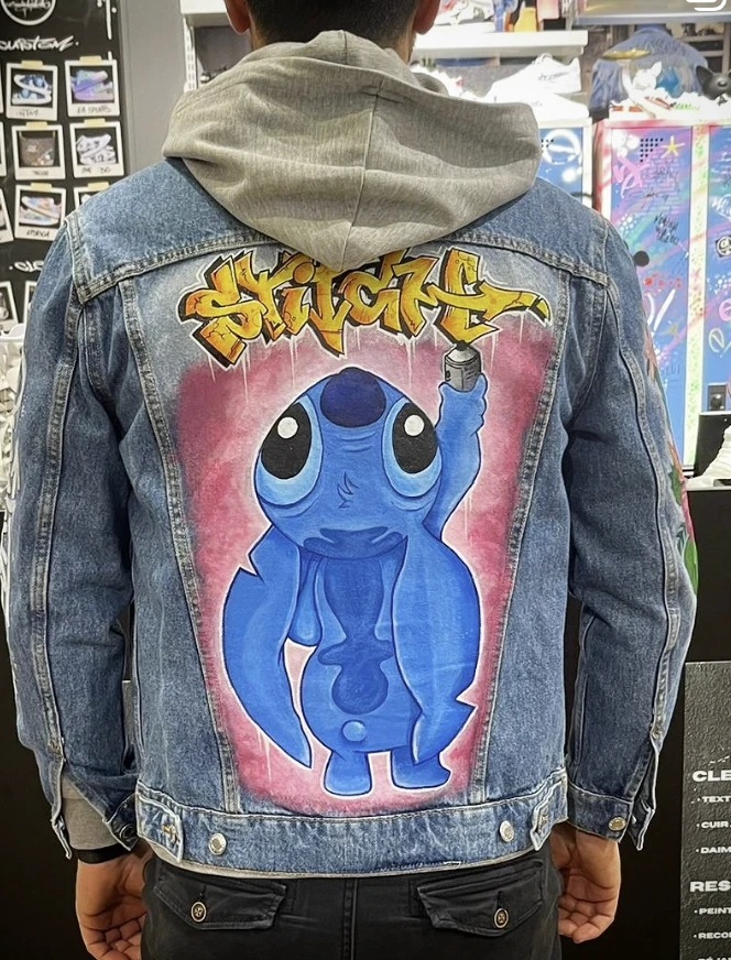 Veste en jean personnalisée avec un dessin de Stitch en style graffiti par Laviedartiste à Genève