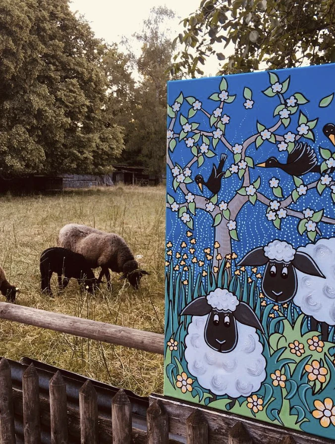 Tableau Sissi Art représentant des moutons et des oiseaux dans un pré fleuri, acrylique sur toile