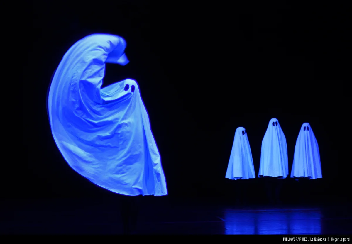 Danseurs costumés en fantômes blancs sous lumière noire bleue – Pillowgraphies, La BaZooKa © Roger Legrand